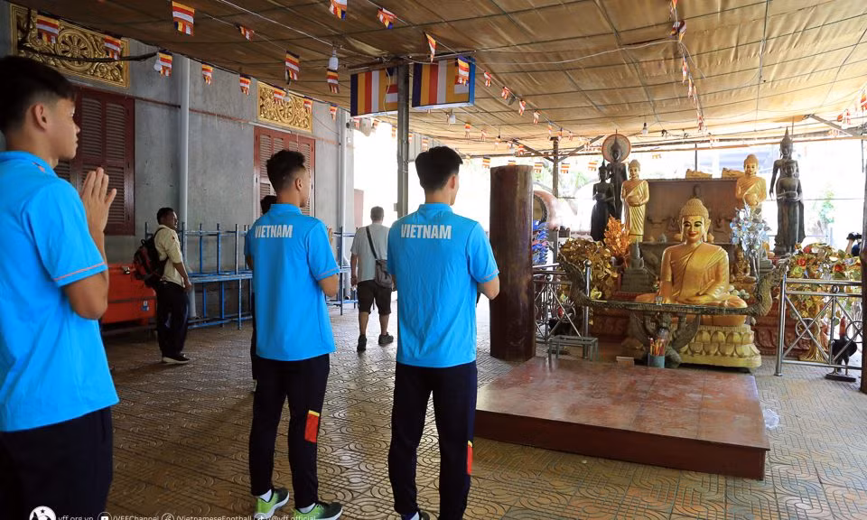 Wat Ounalom là một trong 5 ngôi Già lam Phật địa ban đầu của Phnom Penh, khi thành phố trở thành thủ đô của vương quốc Campuchia.