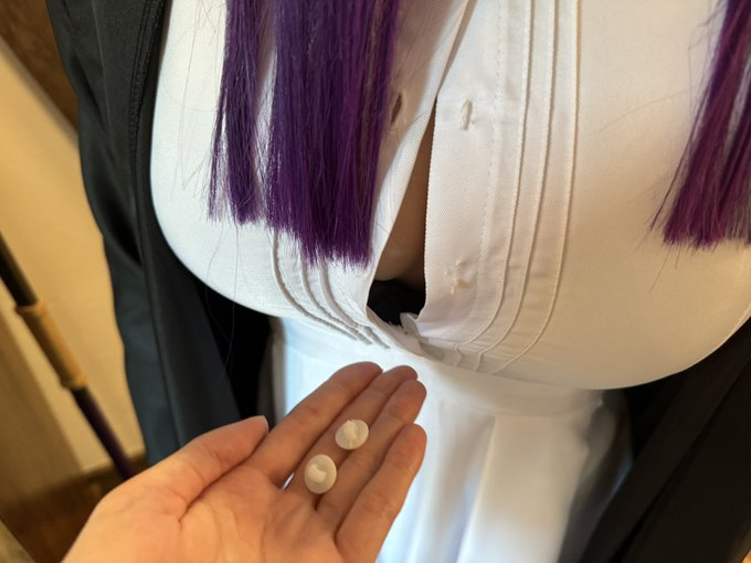 Mới đây, nữ coser này vừa khiến không ít người phải bất ngờ, thậm chí chảy máu mũi sau khi đăng tải một bức ảnh tưởng đơn giản nhưng lại cực kỳ bắt mắt khi bị "bung cúc áo".