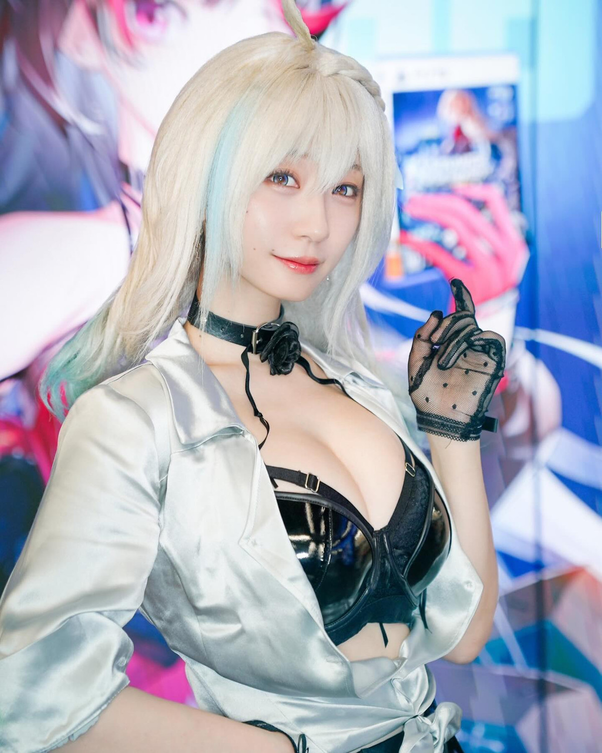 Nữ coser cũng thừa nhận có lẽ do bản thân đang tăng cân trong thời gian gần đây nên mới khiến cúc áo bay mất dễ dàng như vậy.