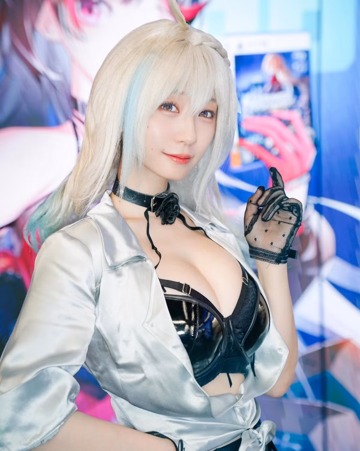 Nữ coser cũng thừa nhận có lẽ do bản thân đang tăng cân trong thời gian gần đây nên mới khiến cúc áo bay mất dễ dàng như vậy.