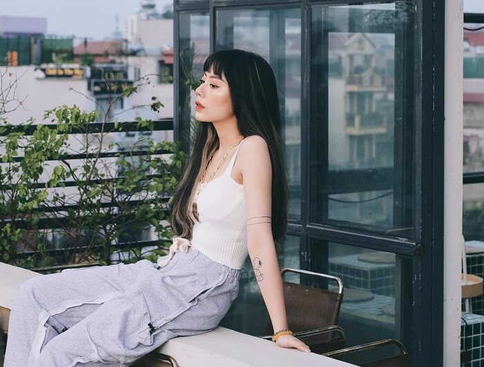 Không chỉ gây chú ý bằng những sản phẩm âm nhạc, Mai Âm Nhạc còn được mọi người yêu quý bởi những status lầy lội trên trang cá nhân. Điển hình như việc cô nàng nói về các trào lưu trên MXH hay góc nhìn của mình về Rap Việt.