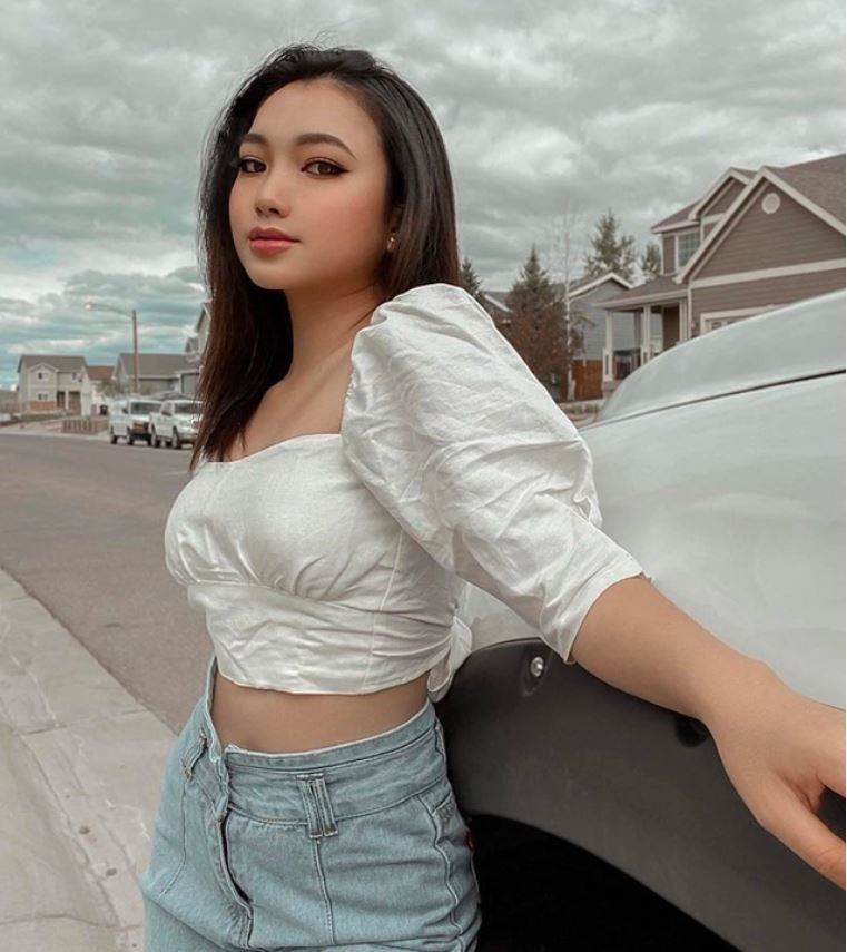 Sau khi được chú ý, Kim Yến chia sẻ thêm: "Em cũng có nhận được một số lời khen của mọi người về vóc dáng của mình. Em hài lòng với bản thân mình nhưng luôn nỗ lực không ngừng để hoàn thiện bản thân nhiều hơn. Em không đo chỉ số các vòng, vì thế nhiều người hỏi em cũng chỉ cười trừ thôi".