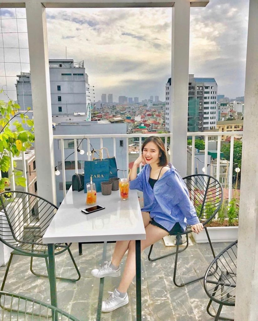 Lofita hiện đang là tọa độ hot được giới trẻ check in rầm rộ với view đẹp như trời tây. Bên ngoài rộng đẹp, bên trong không gian cũng chẳng kém phần với thiết kế màu nâu ấm cúng cực kỳ. Chị em cứ chụp hình ở khu vực ghế hồng bánh bèo là xinh hết nấc.