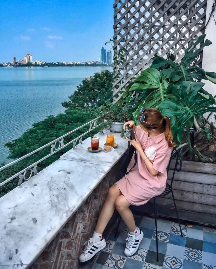 Cup Of Tea là cái tên vẫn được giới trẻ Hà Thành vô cùng yêu thích vào dịp cuối tuần. Đặc biệt là những cô nàng thích rủ cả hội chị em đi tám chuyện.