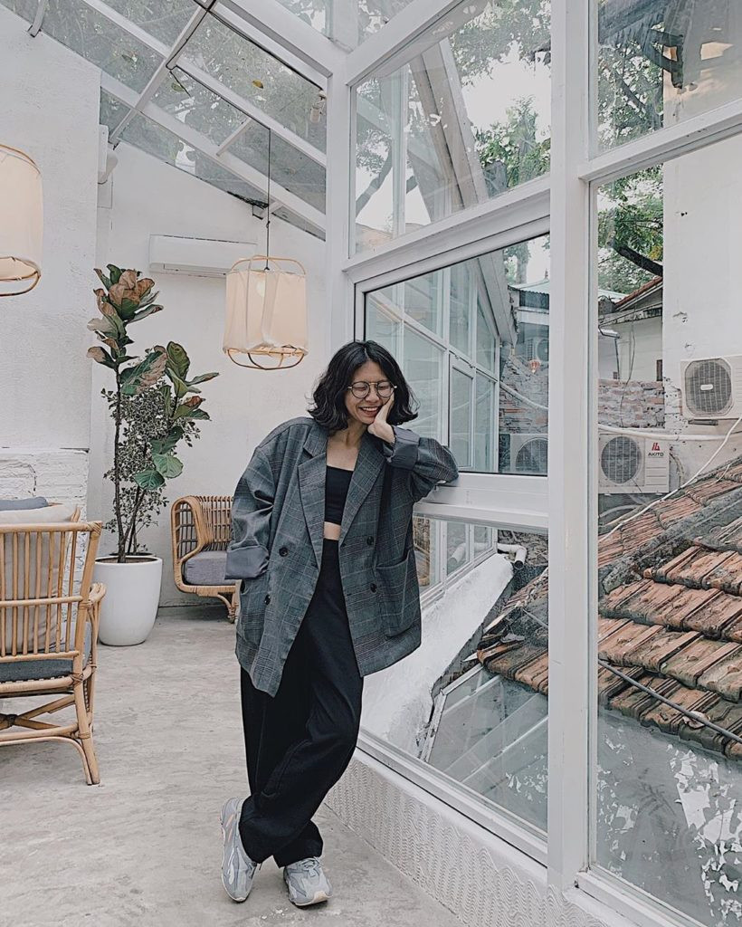 Bật mí nhẹ đây là quán cafe ruột của Á Hậu Tú Anh. Cô nàng từng chia sẻ trên Instagram của mình: “Từ bây giờ sẽ chỉ uống cafe và dùng bánh ở đây mà thôi! Anh chủ đẹp trai, quán cafe đẹp, đồ ăn ngon thì chẳng có lý do gì mà không đến định kỳ”.