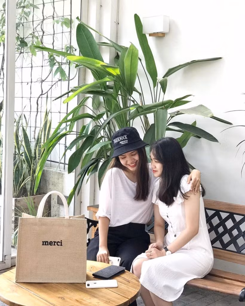 Hiện nay quán sở hữu hai cơ sở ở khu vực Cầu Giấy và Hồ Tây. Tất cả đều có không gian mở 3 tầng siêu rộng. Lấy tone trắng làm màu chủ đạo với những vật trang trí nhỏ xinh không cầu kì, C.O.T mang đến cảm giác gần gũi, vô cùng thích hợp cho những buổi chuyện phiếm đông đủ chị em.