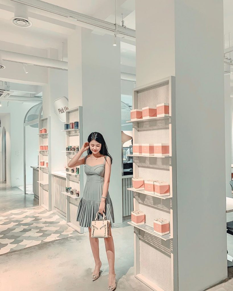 Không gian quán là tone trắng xen nâu cam, nhìn khá sang chảnh. Ngoài chất lượng bánh và nước, thì nhân viên quán rất thân thiện, luôn khiến khách cảm thấy thoải mái.