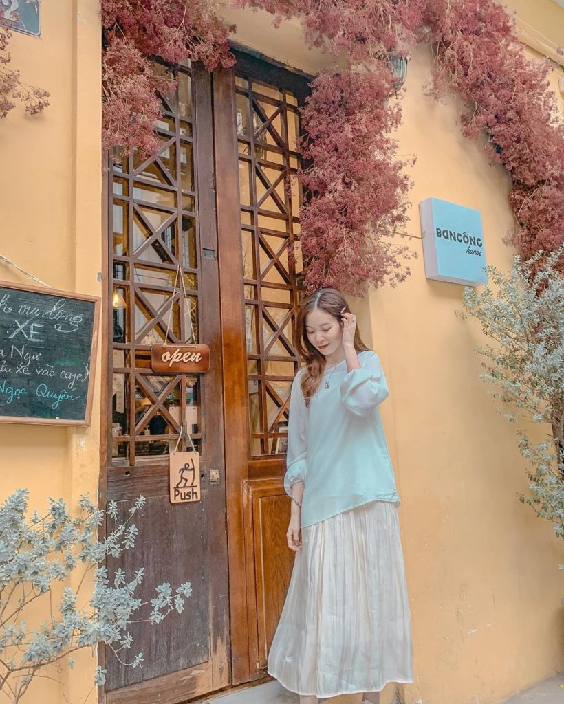 Ban Công cafe nằm trong một ngôi biệt thự Pháp cổ trên con phố Đinh Liệt . Theo phong cách quý tộc xưa cũ, nên quán cafe này đang hot nhất nhì Hà Nội thời gian qua.