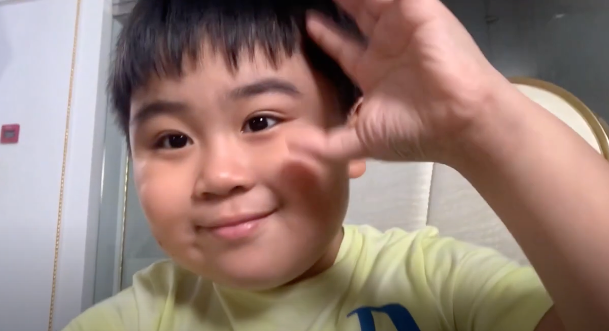 Bên cạnh đó, Hằng Hữu cũng rất hào phóng với bạn bè, bạn bè chỉ cần xin tiền là cho, không quan tâm bạn làm gì.