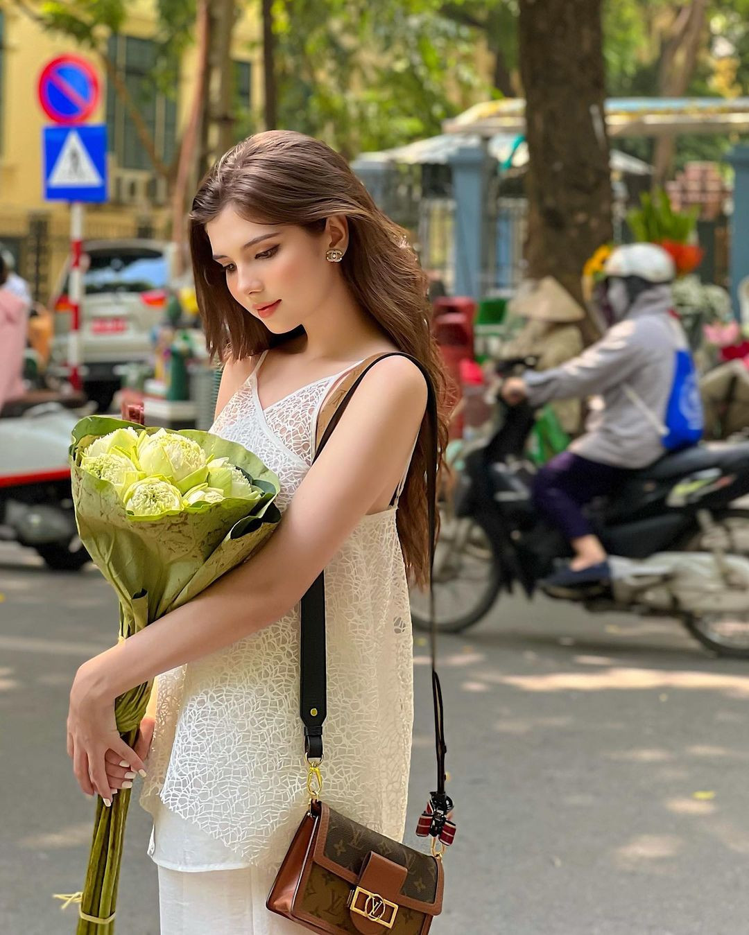 Nhan sắc của Xuân Mai trên đường phố Hà Nội ngay lập tức được chú ý.