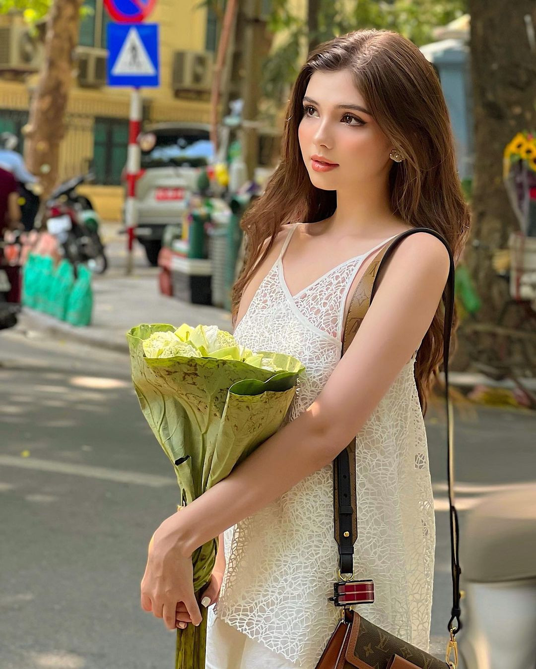 Gương mặt thanh thoát, sống mũi cao và đôi mắt nâu thu hút là điểm nhấn khiến nhiều người nhớ tới Xuân Mai.