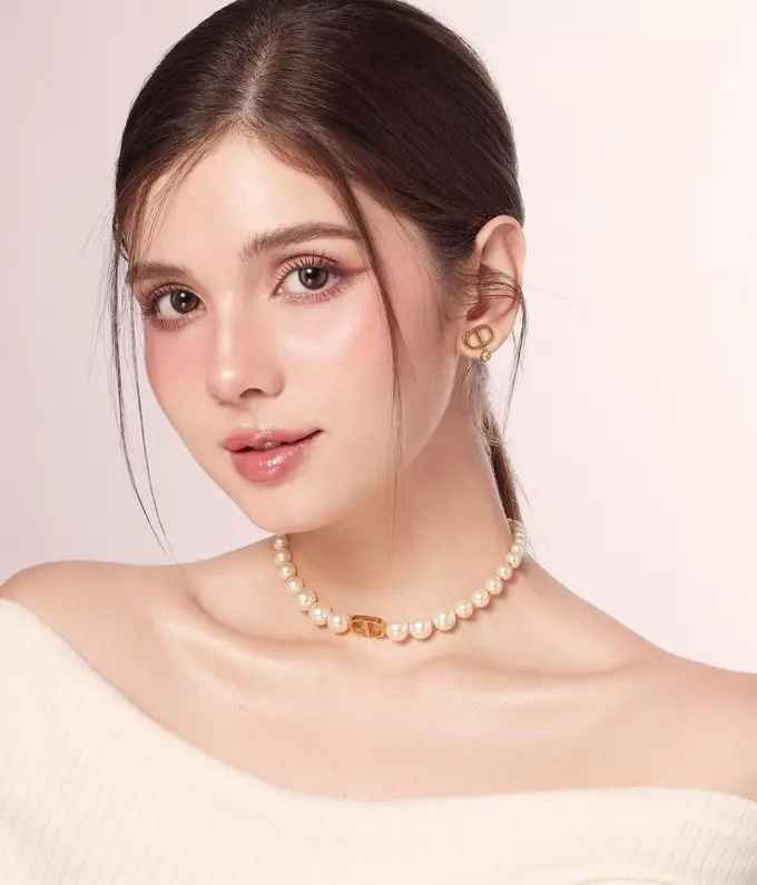 Thời gian gần đây, Xuân Mai gây chú ý khi đóng vai nữ chính trong MV ca nhạc "Xoa đầu" của ca sĩ Erik. Với vẻ đẹp lai Tây lạ mắt, tên tuổi của cô nhanh chóng được nhiều khán giả tìm kiếm (Ảnh: @_xuannmai).