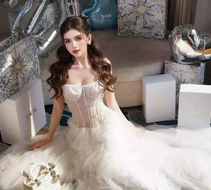 Xuân Mai có cuộc sống sang chảnh, thường xuyên sử dụng những món đồ hiệu đắt đỏ. Cô yêu thích thời trang và có được nguồn thu nhập ổn định từ công việc này.