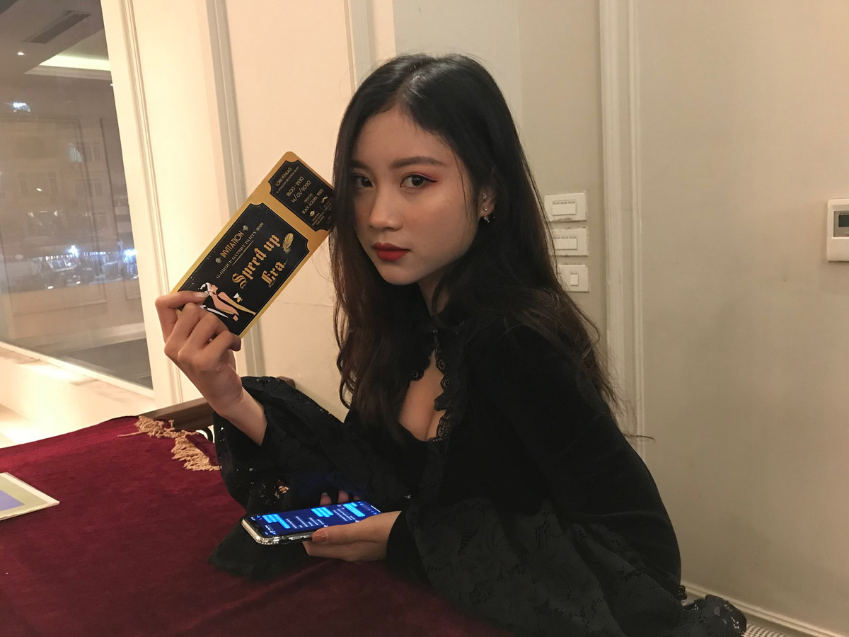 Những ngày đầu tiên sau khi biết tin, không khí quanh Huyền trở nên u ám, cả gia đình chìm trong nỗi buồn. Sau vài ngày khóc, cô quyết định đối mặt với sự thật. Cô tin chuyện gì đến rồi cũng sẽ đến, quan trọng là phải giải quyết thay vì suy sụp.