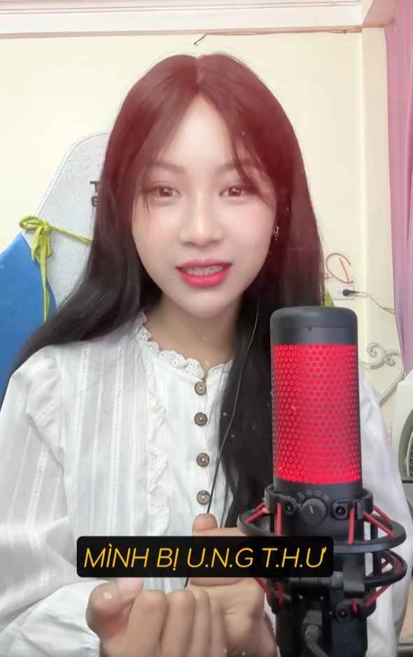 Theo đó, năm 11 tuổi, Huyền phát hiện mắc Ung thư xương ác tính nguyên pháp sarcoma. "Lúc đó, mình đang ôn thi vào trường chuyên cấp hai. Ban đầu bác sĩ chẩn đoán viêm khớp, nhưng sau nhiều lần thăm khám mới phát hiện ra ung thư. Mình buộc phải cắt bỏ chân trái", nữ streamer này nhớ lại.