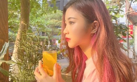 Quá trình điều trị bắt đầu với 4 đợt hóa trị, sau đó Huyền phải trải qua phẫu thuật cắt bỏ một phần phổi. Những đợt truyền hóa chất liên tiếp khiến tóc cô bạn rụng gần hết. Tuy nhiên, không sợ hại trước bệnh tật, Huyền nhận ra rằng, ý nghĩa lớn nhất cô có thể tạo ra chính là chia sẻ hành trình của bản thân để lan tỏa sự lạc quan.