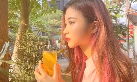 Quá trình điều trị bắt đầu với 4 đợt hóa trị, sau đó Huyền phải trải qua phẫu thuật cắt bỏ một phần phổi. Những đợt truyền hóa chất liên tiếp khiến tóc cô bạn rụng gần hết. Tuy nhiên, không sợ hại trước bệnh tật, Huyền nhận ra rằng, ý nghĩa lớn nhất cô có thể tạo ra chính là chia sẻ hành trình của bản thân để lan tỏa sự lạc quan.