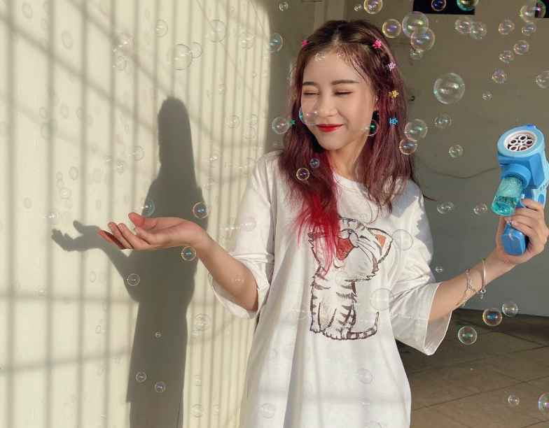 Tháng 2/2023, sau nhiều năm làm việc kiệt sức, Huyền cuối cùng cũng trả hết nợ mua nhà ở Hà Nội. Cô nghĩ giờ đây mình có thể tạm nghỉ ngơi, không cần gắng sức nữa. Nhưng ngay lúc đó, những cơn đau đầu kéo dài xuất hiện. Bác sĩ chẩn đoán cô bị thiếu máu não nhưng khi biết tiền sử bệnh ung thư, họ khuyên Huyền nên kiểm tra tổng quát. Kết quả khiến cô bàng hoàng: ung thư phổi di căn.