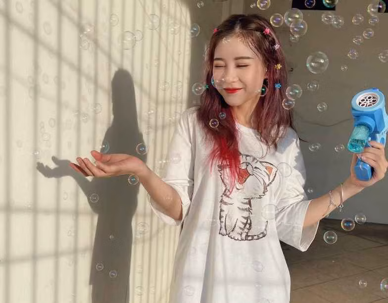 Tháng 2/2023, sau nhiều năm làm việc kiệt sức, Huyền cuối cùng cũng trả hết nợ mua nhà ở Hà Nội. Cô nghĩ giờ đây mình có thể tạm nghỉ ngơi, không cần gắng sức nữa. Nhưng ngay lúc đó, những cơn đau đầu kéo dài xuất hiện. Bác sĩ chẩn đoán cô bị thiếu máu não nhưng khi biết tiền sử bệnh ung thư, họ khuyên Huyền nên kiểm tra tổng quát. Kết quả khiến cô bàng hoàng: ung thư phổi di căn.