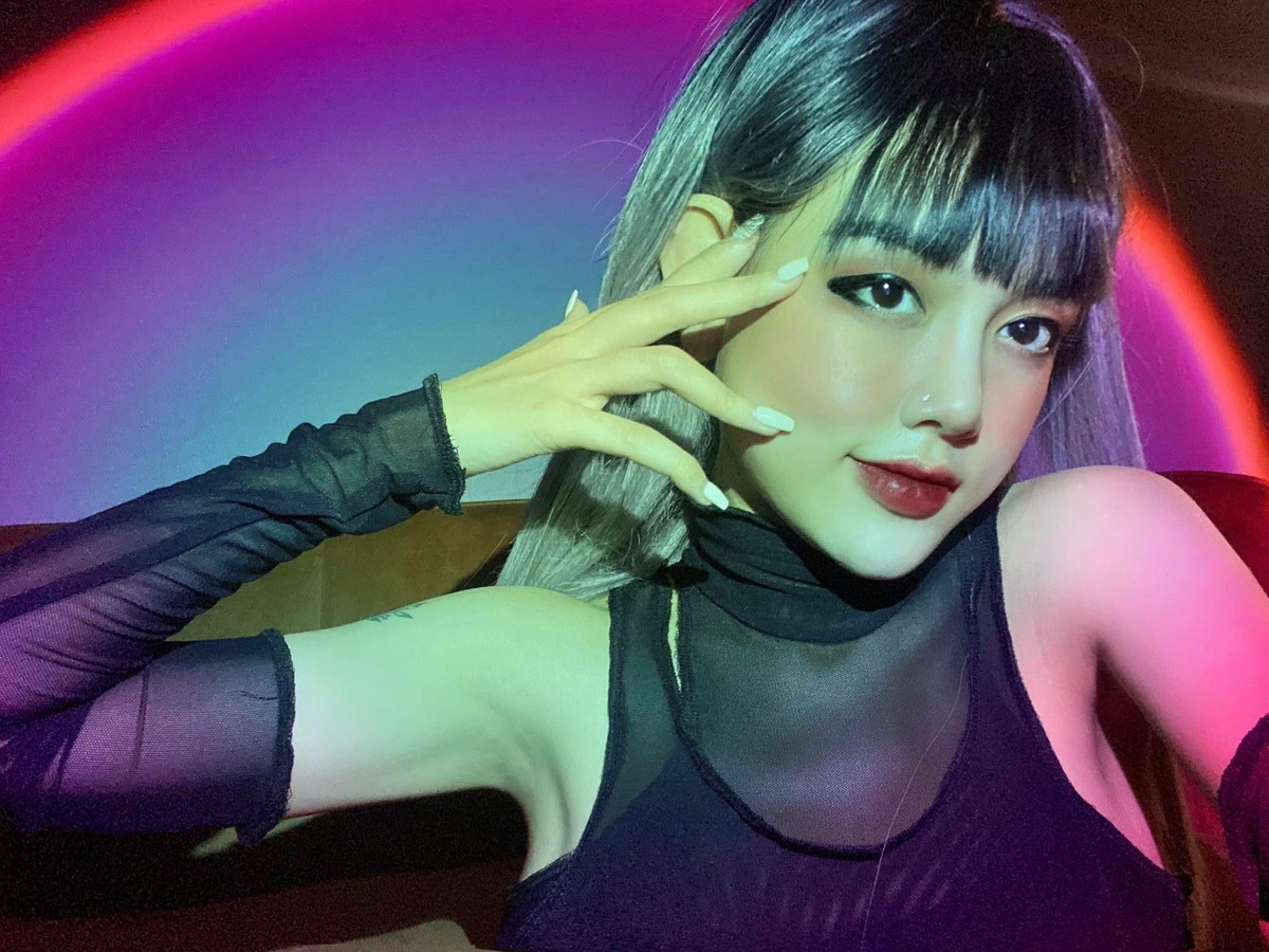 Với chất giọng đẹp và đầy nội lực cùng cách thể hiện gần gũi, tự nhiên, "mẹ bỉm sữa" Hà Phương được cư dân mạng chú ý và truy tìm infor của cô nàng này.