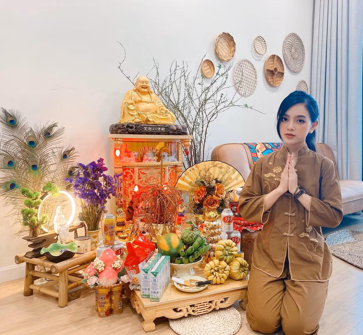 Không chỉ thu hút bởi giọng hát ngọt ngào, âm nhạc bắt tai, những clip của Bố Mẹ Gấu còn được đầu tư vô cùng chỉn chu từ trang phục, bối cảnh,...