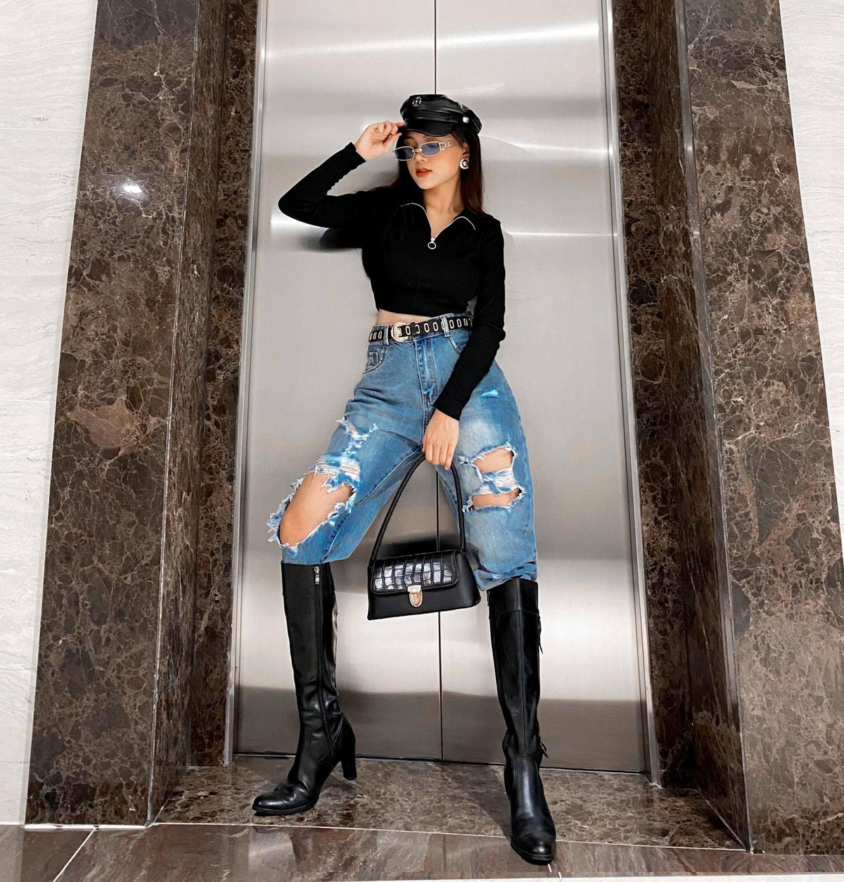 Đằng sau vẻ ngoài xinh đẹp, nhí nhảnh trong các clip cover triệu view, ngoài đời, Hà Phương là một người vợ, người mẹ đảm đang. Cô nàng được mọi người nhận xét là khá nhanh nhẹn và đa tài.