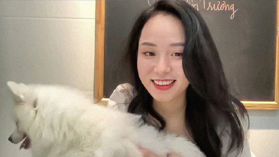 Ngoài có kĩ năng sư phạm, một trong những điểm thu hút nhất khi xem livestream của Minh Thu đó chính là vẻ ngoài dịu dàng, xinh xắn.