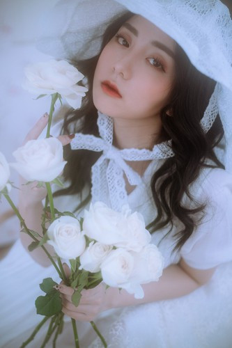 "Bành trướng chứ cô ơi. Sinh viên Sư phạm thì nên viết đúng chính tả nhé" hay "Cô từng kể suýt bị liệt môn Văn đấy. Đâu phải cứ học Sư phạm là cái gì cũng hoàn hảo hết đâu nhỉ?"... là những bình luận của dân mạng dưới bài viết của cô giáo Minh Thu.