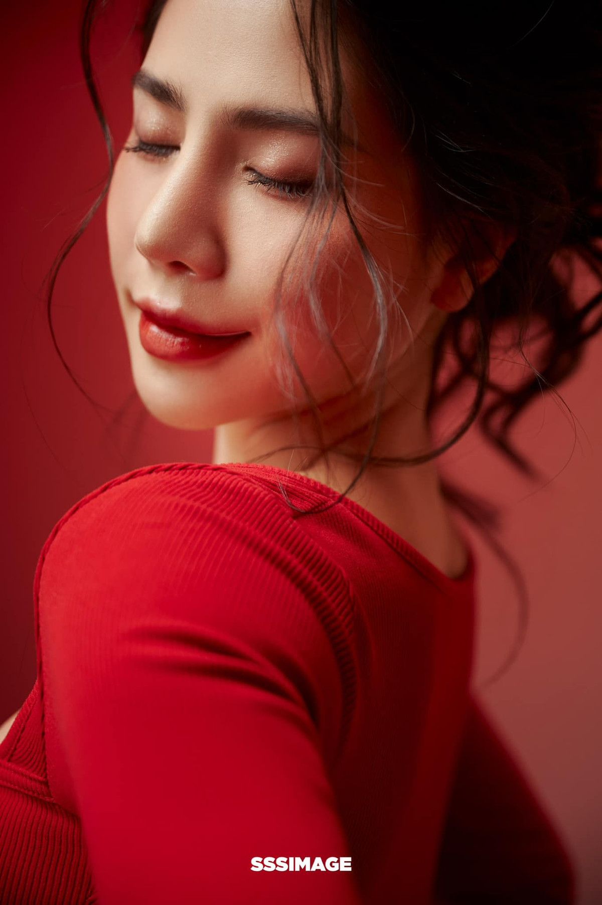 Sau khi tốt nghiệp trường Đại học Kinh doanh và Công nghệ Hà Nội, Như Quỳnh cũng quyết định phát triển sự nghiệp dẫn chương trình truyền hình.