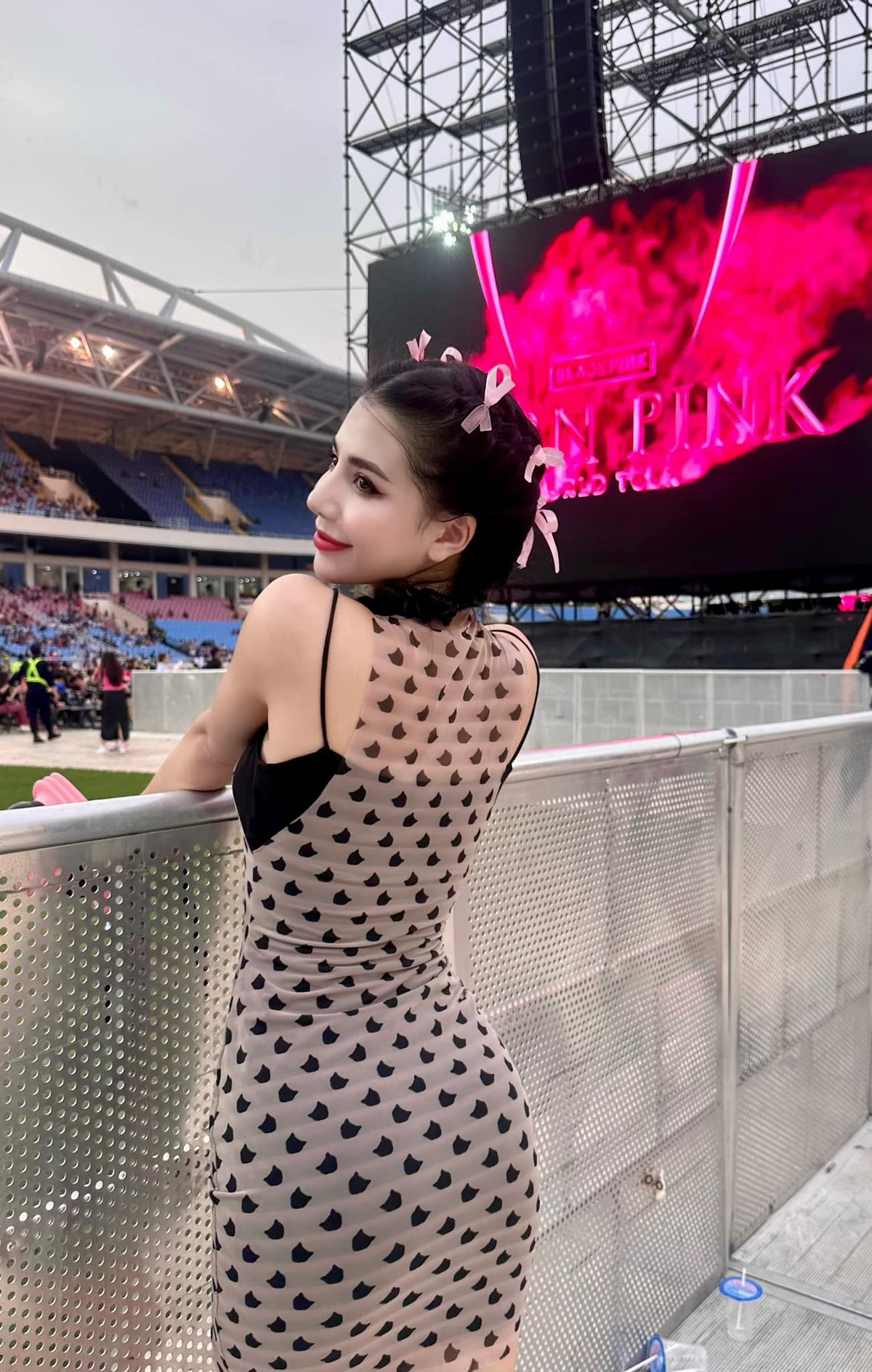 Trên sóng truyền hình, nữ MC sở hữu phong cách thời trang thanh lịch, nhã nhặn. Ở ngoài đời, cô nàng không ngại thay đổi đa dạng phong cách, từ trẻ trung năng động đến style quyến rũ, thu hút.