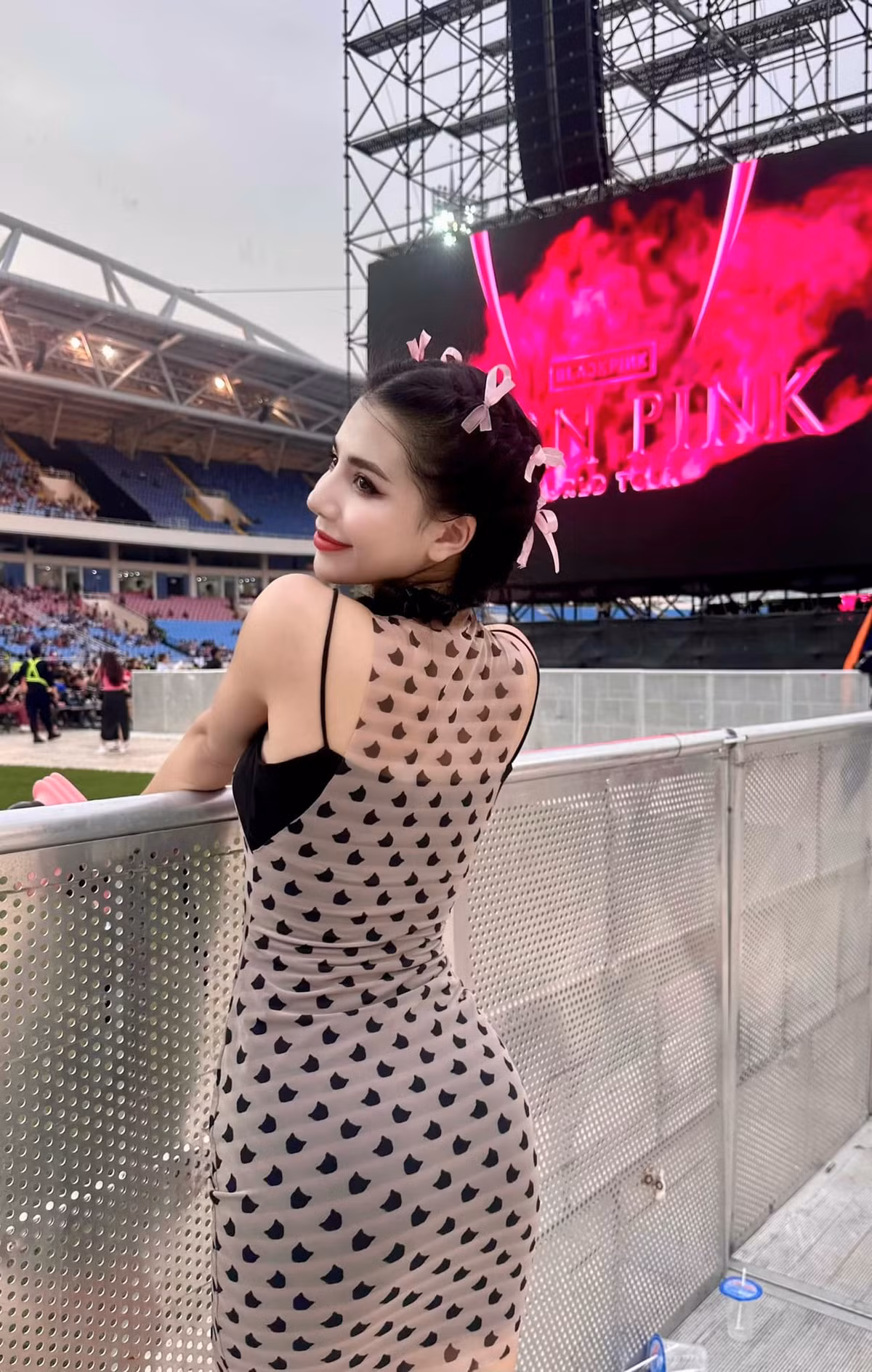 Trên sóng truyền hình, nữ MC sở hữu phong cách thời trang thanh lịch, nhã nhặn. Ở ngoài đời, cô nàng không ngại thay đổi đa dạng phong cách, từ trẻ trung năng động đến style quyến rũ, thu hút.