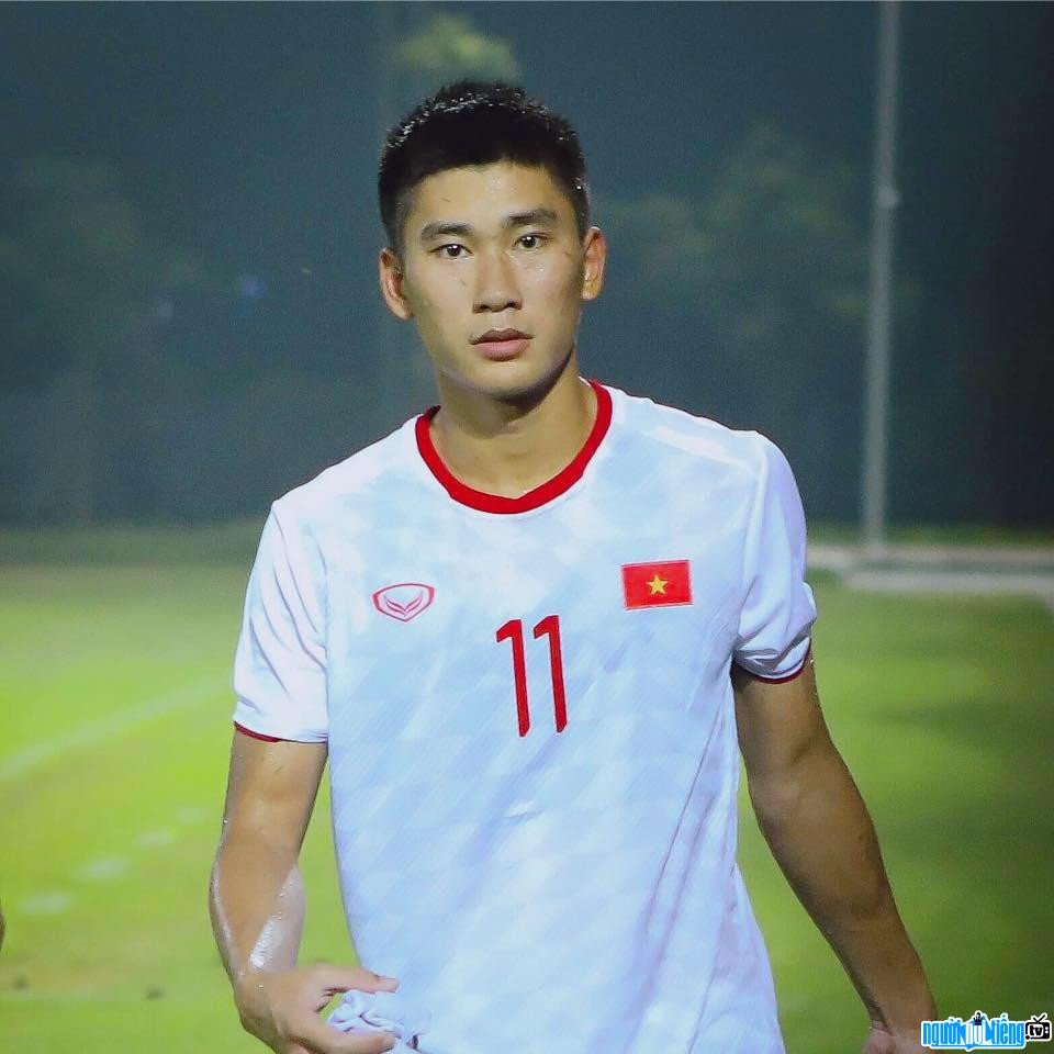 Hiện tại trang cá nhân của Nhâm Mạng Dũng có hơn 13.000 follower, tiền đạo 19 tuổi thường xuyên đăng những hình ảnh sinh hoạt, vui vẻ bên đồng đội.