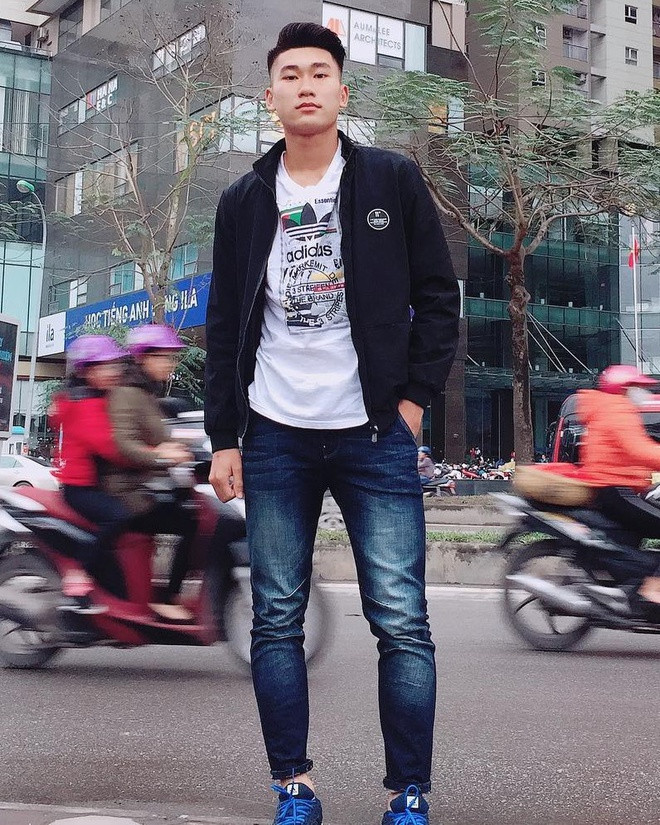 Bên cạnh khả năng chơi bóng, Mạnh Dũng gây chú ý nhờ gương mặt sáng, chiều cao nổi bật 1,81 m và thân hình 6 múi săn chắc. Anh hiện chơi ở vị trí tiền đạo cho CLB Viettel.