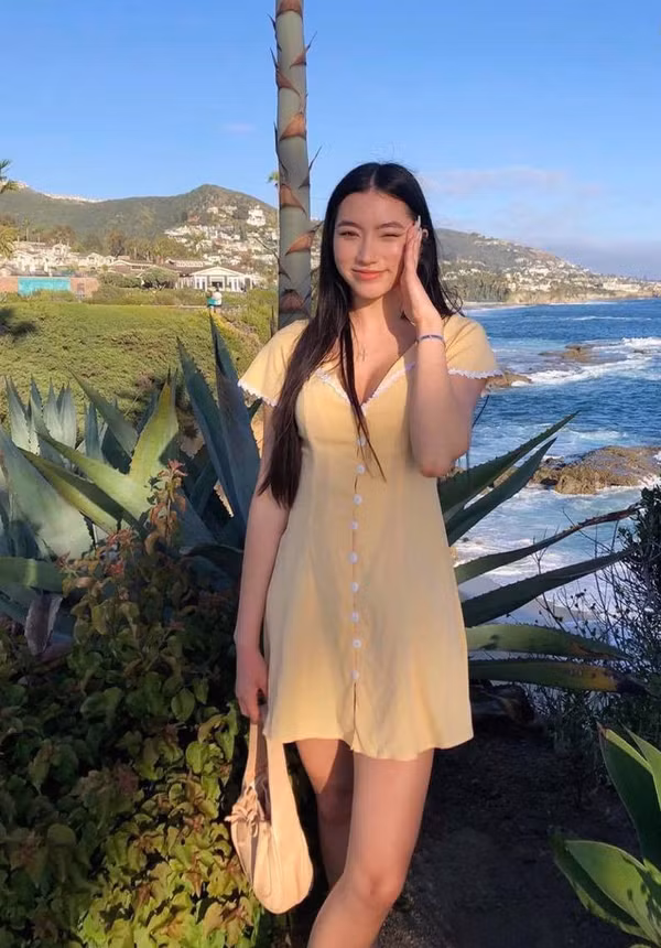 Mặc dù có mẹ là người nổi tiếng nhưng Quỳnh Tiên lại sống kín tiếng. Cô ít khi chia sẻ hay phô trương về cuộc sống cá nhân.