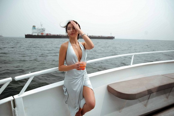 Quỳnh Tiên là cô con gái cực kỳ thương mẹ. Thậm chí, người đẹp từng quyết định không tổ chức sinh nhật trong 6 năm liên tục vì sợ mẹ bị tốn nhiều tiền.