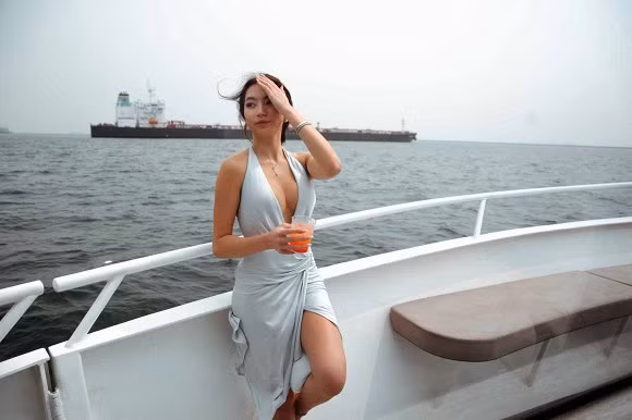 Quỳnh Tiên là cô con gái cực kỳ thương mẹ. Thậm chí, người đẹp từng quyết định không tổ chức sinh nhật trong 6 năm liên tục vì sợ mẹ bị tốn nhiều tiền.