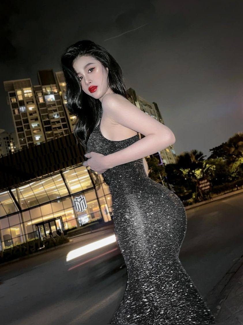 Thay vào chơi màu sắc thì Nhi Trinh lại mải miết theo đuổi xu hướng cut out để khoe triệt để đường cong cơ thể.