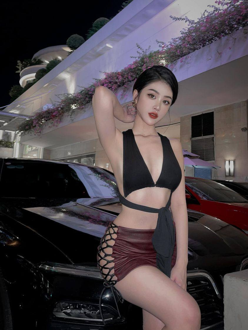 Trên trang cá nhân, Nhi Trinh ưa chuộng các item vải thun bó sát với những đường cắt may cá tính.