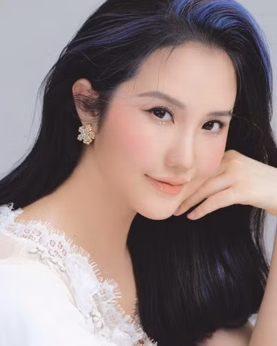 Do đó, không giống như suy nghĩ của số đông, khi làm dâu gia tộc giàu có, Primmy Trương có phong cách làm đẹp rất "xì tin" và hiện đại.