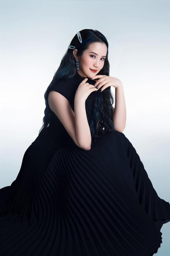 Đám cưới của cặp đôi "nhiều tiền" này có sự tham gia của rất nhiều gương mặt nổi bật trong giới đại gia như Cường Đô La, Minh Nhựa... và cả loạt sao showbiz như Hoa hậu Khánh Vân, nhóm nhạc 365...