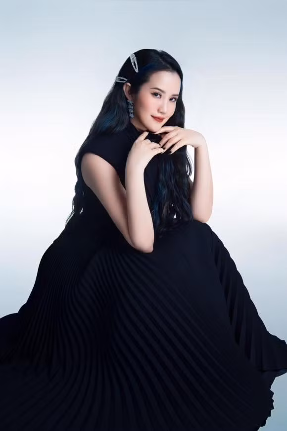 Đám cưới của cặp đôi "nhiều tiền" này có sự tham gia của rất nhiều gương mặt nổi bật trong giới đại gia như Cường Đô La, Minh Nhựa... và cả loạt sao showbiz như Hoa hậu Khánh Vân, nhóm nhạc 365...