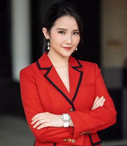 Primmy Trương kể từ khi về chung một nhà với thiếu gia Phan Thành, cô luôn là cái tên nhận được sự quan tâm đặc biệt từ truyền thông, công chúng. Thiên kim tiểu thư Sài Thành từng giấu nhẹm chuyện bầu bí, mãi về sau, khi đã sinh con được 1 tháng mới công khai mẹ tròn con vuông.