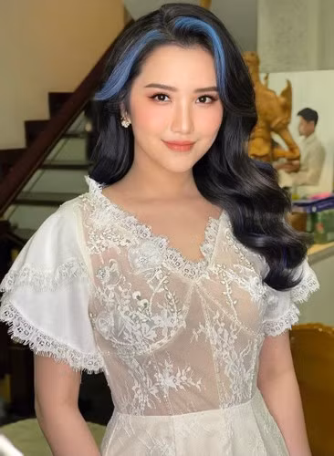 Primmy Trương chẳng ngại món tẩy tóc, gẩy light xanh màu chói lọi và ăn mặc rất thời thượng xuống phố.