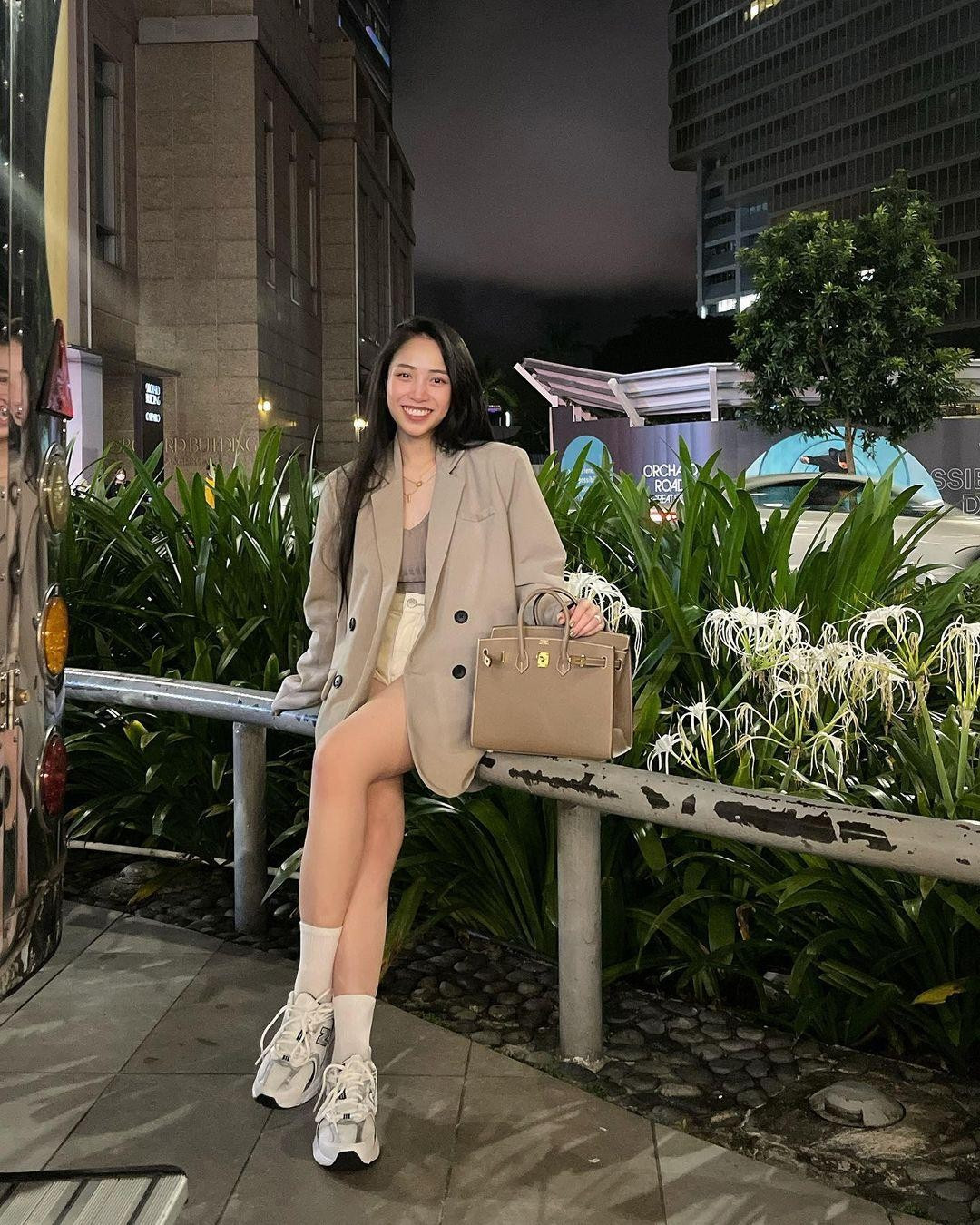 Dù đã là bà mẹ 2 con nhưng ái nữ nhà đại gia Minh Nhựa vẫn giữ sở thích đi du lịch của mình. Nữ rich kid vừa có chuyến đi du lịch tại Singapore vào mùa hè năm nay.