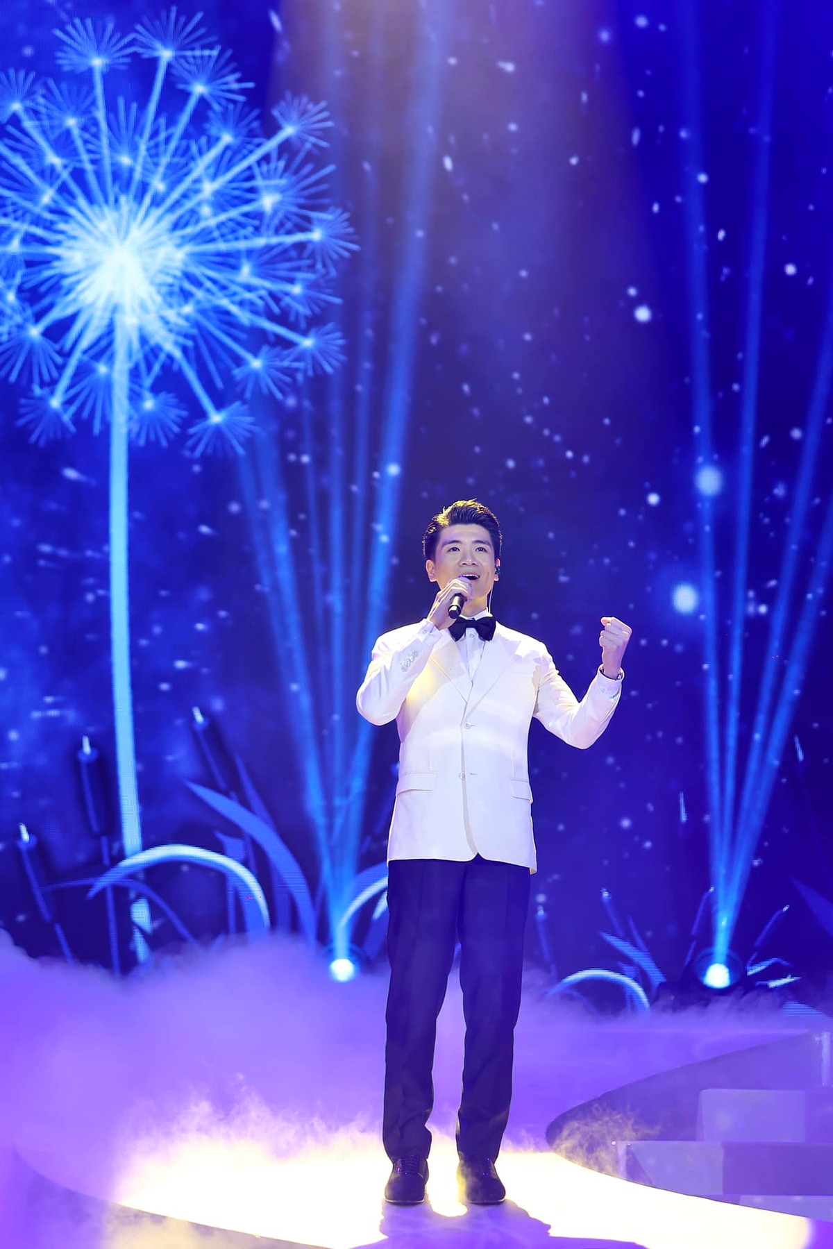 Theo clip được chia sẻ, trước khi gửi tặng món quà tình cảm là bài Hơn Cả Yêu (Đức Phúc), Quang Vinh có đôi lời giới thiệu với mọi người.