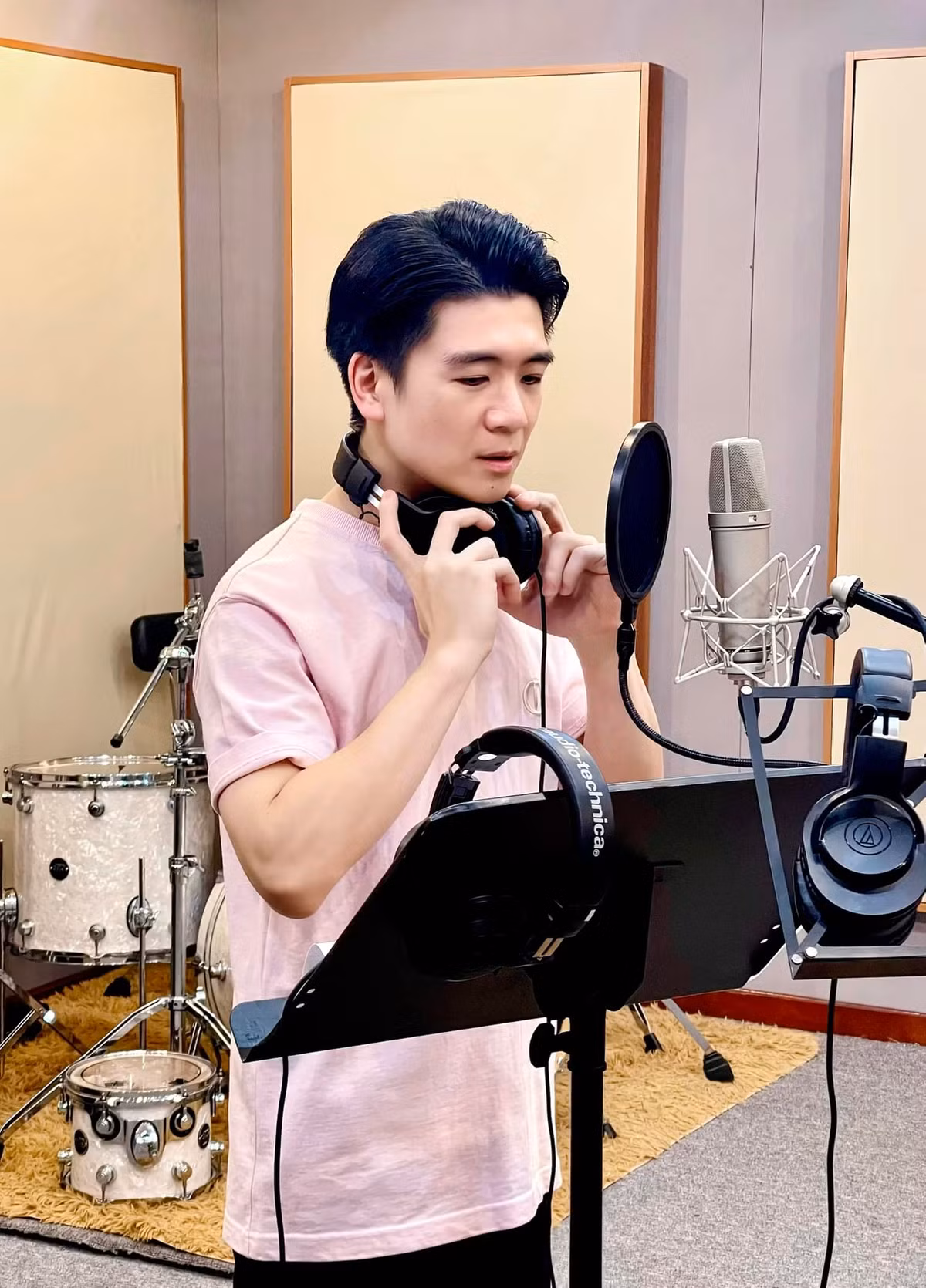 Được biết, đám cưới này là của cô dâu Mai Phương - chị họ Quang Vinh nên doanh nhân đã lên hát một bài để chúc phúc cho anh chị.