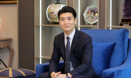 Được biết, Đỗ Quang Vinh là con trai cả doanh nhân Đỗ Quang Hiển (bầu Hiển). Anh từng có nhiều năm du học ở châu Âu, tốt nghiệp Thạc sỹ chuyên ngành Tài chính và Quản trị tại University of East Anglia, Vương quốc Anh. Tháng 9/2023, anh cho biết mình đã trở thành nghiên cứu sinh tại trường ĐH Kinh tế - ĐHQGHN.