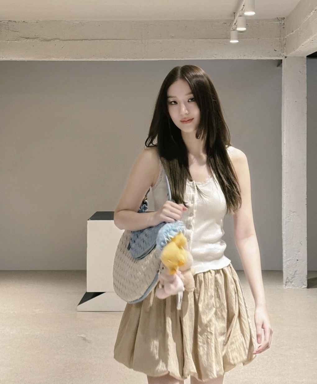 Không sở hữu vẻ đẹp quá đỗi xuất sắc nhưng Thanaerng Kanyawee lại gây ấn tượng cho người nhìn với visual sắc sảo, hút mắt đậm chất high fahsion.