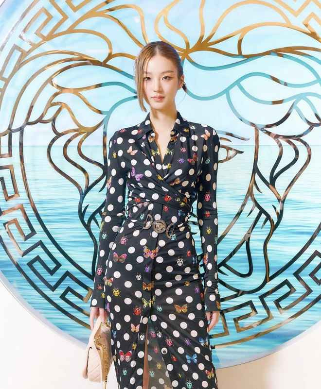 Nàng hot girl xứ Chùa Vàng sở hữu gương mặt góc cạnh, sống mũi cao cùng đôi mắt một mí, khiến visua trông cool và nổi bật mỗi khi xuất hiện.