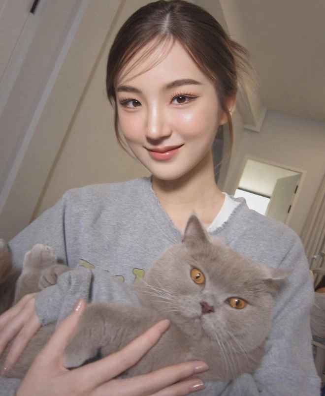 Thanaerng Kanyawee gây ấn tượng giữa dàn mỹ nhân Thái với visual cá tính, càng nhìn càng cuốn